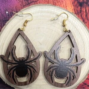 New Halloween spooky wooden spider dangle earrings